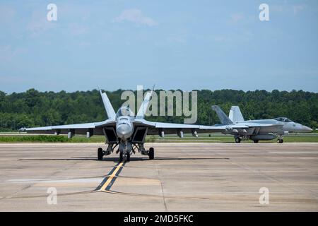 220713-N-AC802-0060 VIRGINIA BEACH, VA (JU1. 13, 2022) eine F/A-18E Super Hornet, die an den „Pukin Dogs“ der Streikkkämpfer-Staffel (VFA) 143 befestigt ist, Taxis auf der Fluglinie an Bord der Naval Air Station Oceana. Das Geschwader ist am Luftwaffenstützpunkt Oceana angeschlossen. Stockfoto