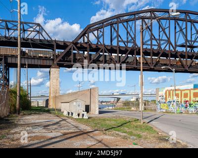 Unter der MacArthur Eisenbahnbrücke in der Innenstadt von St. Louis, Ich Bin'S Stockfoto