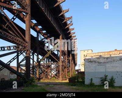 Unter der MacArthur Eisenbahnbrücke in der Innenstadt von St. Louis, Ich Bin'S Stockfoto