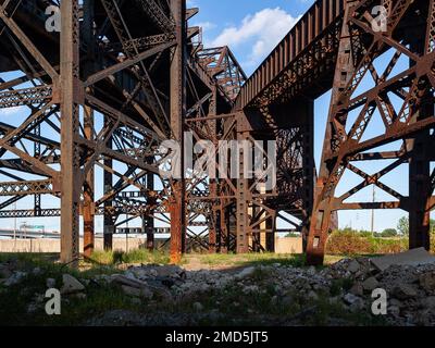 Unter der MacArthur Eisenbahnbrücke in der Innenstadt von St. Louis, Ich Bin'S Stockfoto