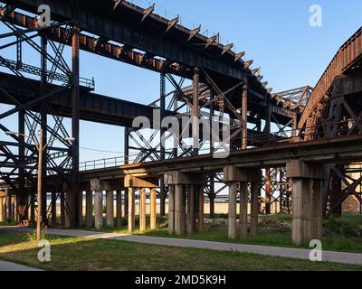 Unter der MacArthur Eisenbahnbrücke in der Innenstadt von St. Louis, Ich Bin'S Stockfoto