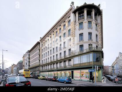 Wien, Österreich, 2019. Dez.: Linke Wienzeile oder Medaillon Haus entworfen von Otto Wagner im Jahr 1898, ein Jugendstilgebäude Stockfoto