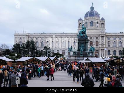 Wien, Österreich, 2019. Dez.: Ein Blick auf das Kunsthistorische Museum (Museum der Schönen Künste) mit überfülltem Weihnachtsmarkt Stockfoto