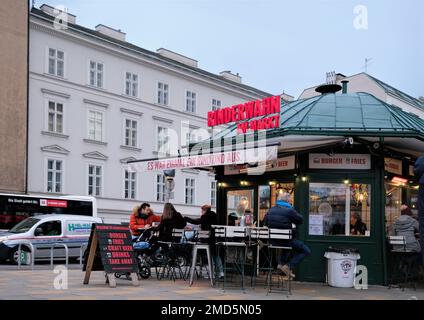 Wien, Osterreich, 2022. Dez.: Ein Café am Anfang des Naschmarkts Stockfoto