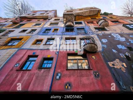 Wien, Österreich, 2019. Dez.: Blick vom Hundertwasser-Apartmentgebäude und seiner farbenfrohen Fassade Stockfoto