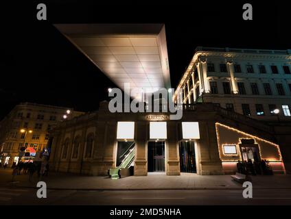 Wien, Österreich, 2022. Dez.: Albertina-Museum bei Nacht. Ausleger und Eingang des Museums mit Beleuchtung Stockfoto