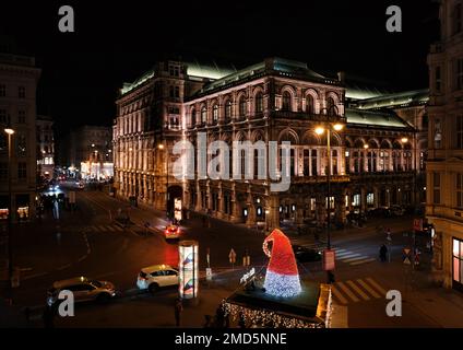 Wien, Österreich, 2019. Dezember: Nachtsicht auf die Wiener Staatsoper, ein berühmtes Opernhaus und Theater an der Ringstraße im Zentrum Stockfoto
