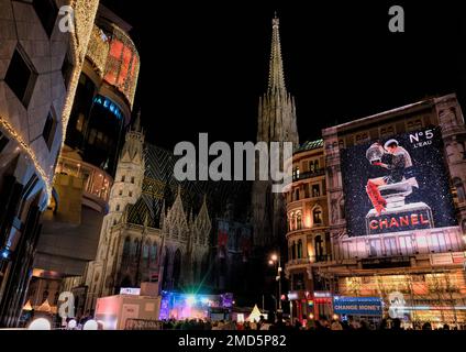 Wien, Österreich, 2019. Dez.: stephansdom zu Weihnachten mit beleuchteten Fassaden Stockfoto