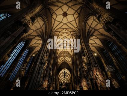 Wien, Österreich, 2019. Dez.: Schönes gotisches Innere des St. Stephansdom Stockfoto