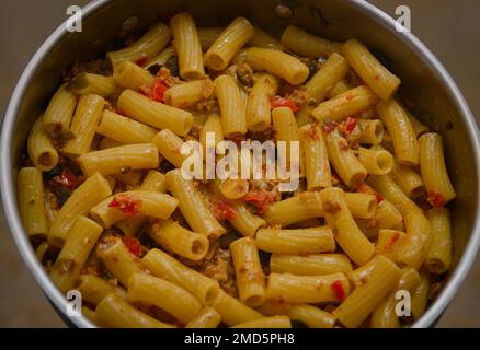 Nahaufnahme eines griechischen Pasta-Auflaufs mit Kirschtomaten und Fleisch als Hauptzutaten. Blick von oben. Kulinarischer Hintergrund Stockfoto