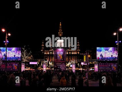 Wien, Österreich, 2019. Dezember: Weihnachtskonzert und überfüllt auf dem Rathausplatz, traditionellem Weihnachtsmarkt in Wien Stockfoto