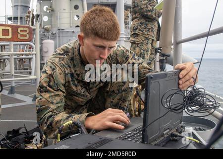 PAZIFIK (13. JULI 2022) – USA Paul Kauranen, ein Linguist, 13. Marine Expeditionary Unit, führt Sammlungsoperationen während einer Übung der Defense of the Amphibious Task Force an Bord des Amphibien-Angriffsschiffs USS Makin Island (LHD 8) vom Juli 13 durch. Die 13. MEU wird derzeit an Bord der USS Makin Island gebracht und führt Routineeinsätze in der US-3.-Flotte durch. Stockfoto