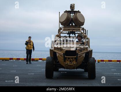 PAZIFIK (13. JULI 2022) – USA Marine Corps Light Marine Air Defense Integrated System führt Übung zur Verteidigung der Amphibien-Task Force an Bord des Amphibienschiffs USS Makin Island (LHD 8) durch, Juli 13. Die 13. Marine Expeditionary Unit ist derzeit an Bord der USS Makin Island und führt Routineeinsätze in der US-3.-Flotte durch. Stockfoto