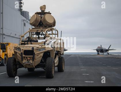 PAZIFIK (13. JULI 2022) – USA Marine Corps Light Marine Air Defense Integrated System führt Übung zur Verteidigung der Amphibien-Task Force an Bord des Amphibienschiffs USS Makin Island (LHD 8) durch, Juli 13. Die 13. Marine Expeditionary Unit ist derzeit an Bord der USS Makin Island und führt Routineeinsätze in der US-3.-Flotte durch. Stockfoto