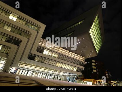 Wien, Österreich, 2019. Dez.: Nachtansicht der Wiener Universität für Wirtschaft und Geschäftsbibliothek und Lernzentrum entworfen von Zaha Hadid Stockfoto