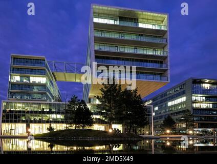 Wien, Österreich, Dez. 2019: Bürogebäude mit seinem riesigen Kragarm Teil des Viertel2 Plus-Projekts im Wiener Prater Stockfoto