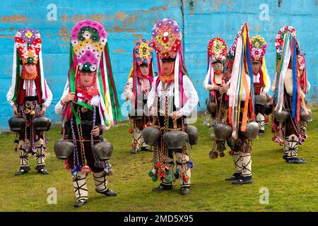 Typische Kukeri Startsi-Tänzer mit aufwendig gestickten Kostümen und großen Glocken aus dem Dorf Kliment, der Region Karlovo, Bulgarien, Osteuropa, EU Stockfoto