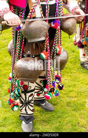 Details zu Kukeri Startsi mummers Tänzerinnen Outfit mit großen Glocken und komplizierten Kostümen aus Kliment Village, Karlovo Region, Bulgarien, Balkan, EU Stockfoto