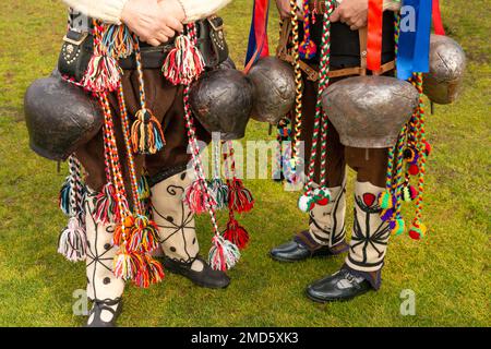 Große Glocken und aufgestickte Kostüme Kukeri mummers Startsi-Tänzer aus dem Dorf Kliment, Region Karlovo, Bulgarien, Balkan, EU Stockfoto