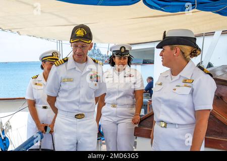 220713-N-GF955-1135 MARINESTÜTZPUNKT MAYPORT, FLORIDA (13. Juli 2022) Kapitän Walter Wrye, Maritime Operations Center Director für die USA Marine Forces Southern Command/U.S. 4. Fleet (USNAVSO), Cmdr. Christina Ortega, Direktor für Theatersicherheit bei USNAVSO, Left, und Yeoman Risha Ellis, der USNAVSO zugeteilt wurde, erhalten eine Führung durch das Uruguay Navy Tall Ship, Capitán Miranda am Marinestützpunkt Mayport, Florida, 13. Juli 2022. Capitán Miranda führt seine XXXII-Trainingsreise durch und besucht den Marinestützpunkt Mayport vom 12. Bis 17. Juli. Mit 29 Seeschifffahrern an Bord bietet dieser Schiffsbesuch US-amerikanische Flüge Marinestreitkräfte Stockfoto