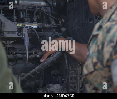 USA Marine Corps Sgt. Christian Muñoz, Bodentechniker, Marine Aviation Logistics Squadron 13 (Mals-13), 3. Marine Aircraft Wing, inspiziert eine Diesel-Klimaanlageneinheit an der Marine Corps Air Station Yuma, Arizona, 13. Juli 2022. Die Aufgaben von Muñoz bestehen in der regelmäßigen Wartung und Fehlersuche von Hydraulik, elektrischen Komponenten, Dieselmotoren und Kranen. Stockfoto