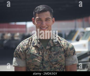 USA Marine Corps Sgt. Christian Muñoz, Bodentechniker, Marine Aviation Logistics Squadron 13 (Mals-13), 3. Marine Aircraft Wing, posiert für ein Foto in der Marine Corps Air Station Yuma, Arizona, 13. Juli 2022. Seine Aufgaben bestehen in der regelmäßigen Wartung und Fehlersuche von Hydraulik, elektrischen Komponenten, Dieselmotoren und Kranen. Stockfoto