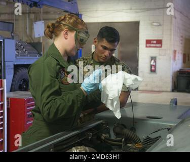 USA Marine Corps Sgt. Christian Muñoz, FAR, Bodentechniker, Marine Aviation Logistics Squadron 13 (Mals-13), 3. Marine Aircraft Wing, überwacht eine Inspektion des Eagle TT-8-Schleppschleppers, durchgeführt von CPL. Jillian Duke, Bodentechniker, Mals-13, an der Marine Corps Air Station Yuma, Arizona, 13. Juli 2022. Die Aufgaben von Muñoz bestehen in der regelmäßigen Wartung und Fehlersuche von Hydraulik, elektrischen Komponenten, Dieselmotoren und Kranen. Stockfoto