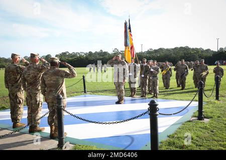 Dem ‚Panther-Bataillon‘ zugeteilte Soldaten, 2. Panzerbrigade-Kampfteam, 3. Infanteriedivision, salutieren, nachdem sie die Kompanie und das Bataillon während der Zeremonie zum Kommandowechsel des Bataillons auf dem Cottrell-Feld in Fort Stewart, Georgia, am 13. Juli 2022 nach vorn marschiert haben. Die Zeremonie zum Kommandowechsel bedeutet die Übertragung des Kommandos und damit die Verantwortung für die Bereitschaft und das Wohlergehen der Soldaten und Familien der Einheit. Stockfoto