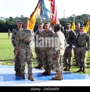 Oberst Ethan J. Diven, Befehlshaber der Spartanischen Brigade, 2. Panzerbrigade-Kampfteam, 3. Infanteriedivision, übergibt das Panther-Bataillon, 2. Bataillon, 69. Rüstungsregiment, 2. ABCT, 3. ID-Farben an LT. Oberstleutnant Timothy W. Decker, Der Angreifer des Bataillons während der Zeremonie zum Kommandowechsel in Cottrell Field in Fort Stewart, Georgia, 13. Juli 2022. Das Überleben der Farben bedeutet die Übertragung des Kommandos und damit die Verantwortung für die Bereitschaft und das Wohlergehen der Soldaten und Familien der Einheit. Stockfoto