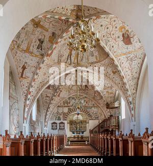 Die Gewölbe in der Kirche Elmelunde sind mit alten gotischen Wandgemälden dekoriert, Elmelunde, Dänemark, 10. Oktober 2022 Stockfoto