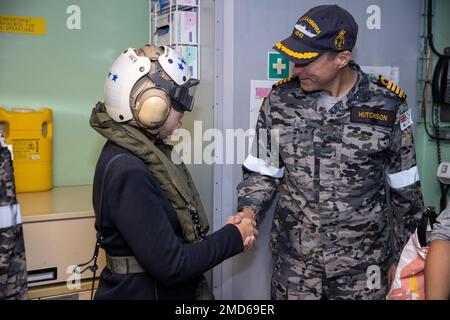 PAZIFIK (13. Juli 2022) Australischer Generalkonsul Honolulu, Andrea Gleason, dankt dem Royal Australian Navy Amphibious Angriffsschiff HMAS Canberra (L02) kommandierender Offizier Kapitän Jace Hutchison, der sich auf den Abflug von Canberra Landing Helikopter Dock während Rim of the Pacific (RIMPAC) 2022 vorbereitet. Von Juni 29 bis August 4 nehmen an der RIMPAC 25.000 Nationen, 38 Schiffe, vier U-Boote, mehr als 170 Flugzeuge und Mitarbeiter auf und um die hawaiianischen Inseln und Südkalifornien Teil. RIMPAC ist die weltweit größte internationale Seefahrt-Übung und bietet eine einzigartige Schulungsmöglichkeit Stockfoto