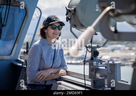 PEARL HARBOR (12. Juli 2022) Australischer Generalkonsul Honolulu, Andrea Gleason, beobachtet vom Brückenflügel des Royal Australian Navy Amphibious Angriffsschiffs HMAS Canberra (L02), wenn das Schiff während des Rim of the Pacific (RIMPAC) 2022 von der Joint Base Pearl Harbor-Hickam ablegt. Von Juni 29 bis August 4 nehmen an der RIMPAC 25.000 Nationen, 38 Schiffe, vier U-Boote, mehr als 170 Flugzeuge und Mitarbeiter auf und um die hawaiianischen Inseln und Südkalifornien Teil. RIMPAC ist die weltweit größte internationale Seefahrt-Übung und bietet einzigartige Schulungsmöglichkeiten bei gleichzeitiger Förderung und Nachhaltigkeit Stockfoto