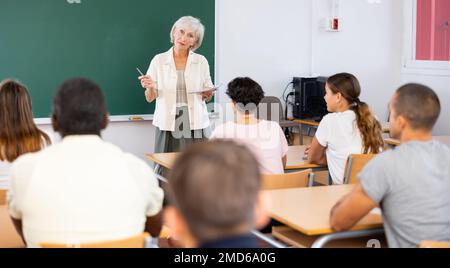 Ältere weibliche Lehrerin, die im Auditorium vor einer Gruppe von Studenten vorspricht Stockfoto