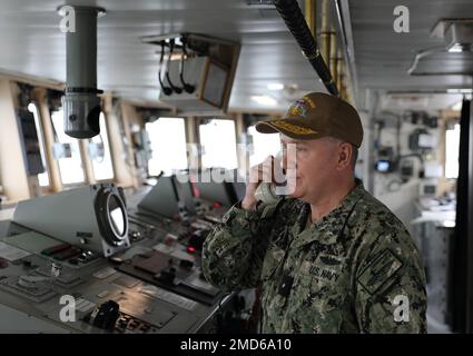 YOKOHAMA, Japan (13. Juli 2022) Rear ADM. Rick Seif, Commander, Submarine Group 7/Task Force 74, spricht mit Wirkung vom 13. Juli 2022 an die Besatzung des Seeschiffs USNS der siegreichen Klasse (T-AGOS 21). Die U-Boot-Gruppe 7 leitet vorwärts entsandte Kampfkräfte über das gesamte Spektrum der Unterwasserkriegsführung im westlichen Pazifik, im Indischen Ozean und im Arabischen Meer. Stockfoto