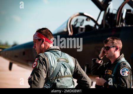 90. Fluggeschwader Ausbilder Piloten Royal Canadian Air Force Captain William 'Handi' Hamilton und USA Captain Jake 'Trap' Werner der Luftwaffe bereitet sich am 14. Juli 2022 in einem T-38-Talon auf den Start vor, auf dem Luftwaffenstützpunkt Minot, North Dakota. Der 90 FTS ist Teil des 80. Flying Training Wing, der das weltweit einzige international bemannte und verwaltete Pilotenausbildungsprogramm beherbergt. Im Rahmen des Euro-NATO Joint Jet Pilot Training Program wurden in den 37 Jahren seines Bestehens mehr als 7.500 ausgebildete Kampfpiloten an NATO-Verbündete ausgeliefert. Stockfoto