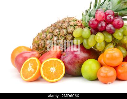 Frische Früchte auf einem weißen isoliert Stockfoto