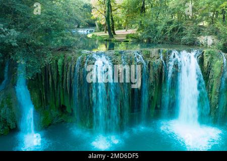 Luftaufnahme der Wasserfälle des elsa in der toskana Stockfoto