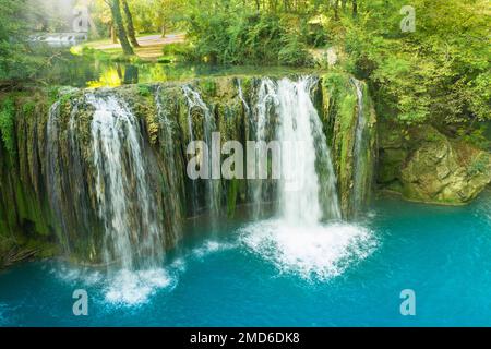 Luftaufnahme der Wasserfälle des elsa in der toskana Stockfoto