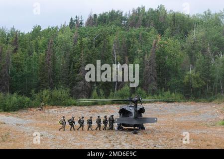Offiziere des Spezialwaffenkommandos und der Spezialtaktik (SWAT) des Polizeikommandos Anchorage gehen an Bord einer Alaska Army National Guard UH-60L Black Hawk, die von einer Besatzung betrieben wird, die dem 1. Bataillon, 207. Lufttruppenkommando auf der gemeinsamen Basis Elmendorf-Richardson, Alaska, am 13. Juli 2022, zugewiesen ist. Die ausgedehnten und strengen Ausbildungsbereiche von JBER boten den idealen Rahmen für örtliche Einsatzteams der Strafverfolgungsbehörden, da sie ihre Fähigkeiten im ländlichen Bereich, Aufgabenplanung, Aufklärung, Sicherheitsverfahren für Hubschrauber, Landnavigation, Team-Bewegung und Patrouille. Stockfoto