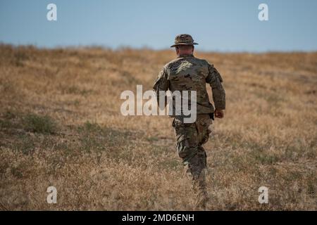 Das 145. Brigaden-Stützbataillon Idahos verbrachte die letzten zwei Wochen damit, seine Feldausbildung im Orchard Combat Training Center zu verfeinern und konzentrierte sich auf wichtige Aufgaben bei Tag- und Nachtmissionen vom 9. Bis 18. Juli 2022. Einige der Missionen umfassten Kleinwaffenfeuer, Granatenabschuss, Konvoi-Ausbildung, Landnavigation, Waffenqualifikation, Perimeterabwehr, Übungen zur Überlebensfähigkeit, Ausbildung im medizinischen Bereich und Bekämpfung von IED-Aktionen. Stockfoto