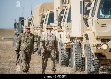 Das 145. Brigaden-Stützbataillon Idahos verbrachte die letzten zwei Wochen damit, seine Feldausbildung im Orchard Combat Training Center zu verfeinern und konzentrierte sich auf wichtige Aufgaben bei Tag- und Nachtmissionen vom 9. Bis 18. Juli 2022. Einige der Missionen umfassten Kleinwaffenfeuer, Granatenabschuss, Konvoi-Ausbildung, Landnavigation, Waffenqualifikation, Perimeterabwehr, Übungen zur Überlebensfähigkeit, Ausbildung im medizinischen Bereich und Bekämpfung von IED-Aktionen. Stockfoto