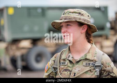 Das 145. Brigaden-Stützbataillon Idahos verbrachte die letzten zwei Wochen damit, seine Feldausbildung im Orchard Combat Training Center zu verfeinern und konzentrierte sich auf wichtige Aufgaben bei Tag- und Nachtmissionen vom 9. Bis 18. Juli 2022. Einige der Missionen umfassten Kleinwaffenfeuer, Granatenabschuss, Konvoi-Ausbildung, Landnavigation, Waffenqualifikation, Perimeterabwehr, Übungen zur Überlebensfähigkeit, Ausbildung im medizinischen Bereich und Bekämpfung von IED-Aktionen. Stockfoto