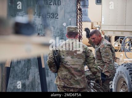 Das 145. Brigaden-Stützbataillon Idahos verbrachte die letzten zwei Wochen damit, seine Feldausbildung im Orchard Combat Training Center zu verfeinern und konzentrierte sich auf wichtige Aufgaben bei Tag- und Nachtmissionen vom 9. Bis 18. Juli 2022. Einige der Missionen umfassten Kleinwaffenfeuer, Granatenabschuss, Konvoi-Ausbildung, Landnavigation, Waffenqualifikation, Perimeterabwehr, Übungen zur Überlebensfähigkeit, Ausbildung im medizinischen Bereich und Bekämpfung von IED-Aktionen. Stockfoto