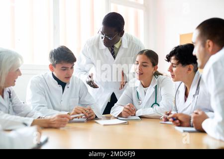 Professor erklärt Thema einer Gruppe von Medizinstudenten Stockfoto