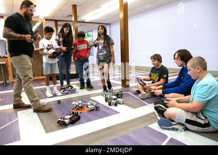 Studenten, die am STARBASE BattleBot teilnehmen, nehmen am 13. Juli an der Prüfung ihrer Roboter teil, bevor die letzten Schlachten während des dreitägigen Camps vom 12. Bis 14. Juli 2022 in Camp Umatilla, Oregon, stattfanden. Das STARBASE-Programm des Verteidigungsministeriums bietet unterversorgten Studenten in den USA die Möglichkeit, Wissenschaft, Technologie, Ingenieurwesen und Mathematik in einem stimulierenden Community-basierten Outreach-Programm zu erkunden. (Foto der Nationalgarde von John Hughel, Oregon Military Department Public Affairs) Air National Guard, Army National Guard, Department of Defense, Oregon National Guard, MINT Education, Sternenbasis, Stockfoto