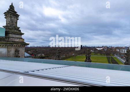 Blick von der Kuppel des Bundestages. Das Dach des Reichstags in Berlin. Berliner Fernsehturm. Stockfoto