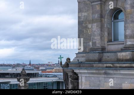 Blick von der Kuppel des Bundestages. Das Dach des Reichstags in Berlin. Berliner Fernsehturm. Stockfoto