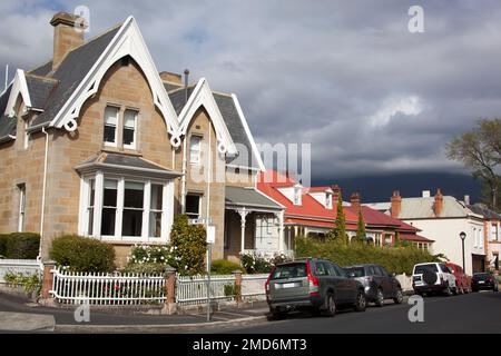 Der dunkle, regnerische Himmel über dem Wohnviertel von Hobart (Tasmanien). Stockfoto