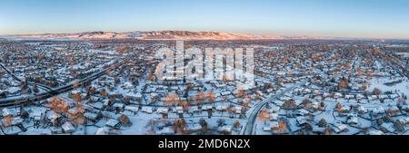 Sonnenaufgang im Winter über den Wohngebieten von Fort Collins und den Ausläufern der Rocky Mountains im Norden von Colorado, Panoramablick aus der Vogelperspektive Stockfoto