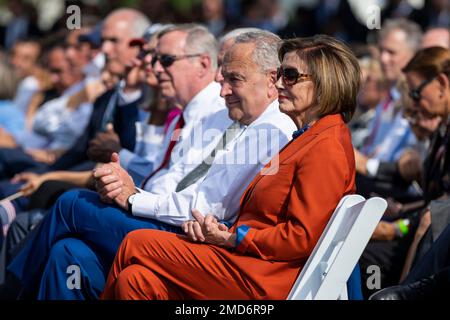 Haussprecher Nancy Pelosi (D-Kalif.) Und der Mehrheitsführer des Senats, Chuck Schumer (D-N.J.), hört zu, wie die Gewerkschaftsmitglieder der IBEW, Lovette Jacobs, eine Rede hält und Präsident Joe Biden auf der Feier des Inflation Reduction Act am Dienstag, den 13. September 2022, auf dem südlichen Rasen des Weißen Hauses vorstellt. Stockfoto